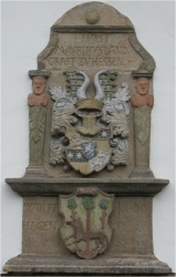 Schmuckstein mit Wappen der hess. Landgrafen und dem Wappen Wolfhagens (Rathaus).